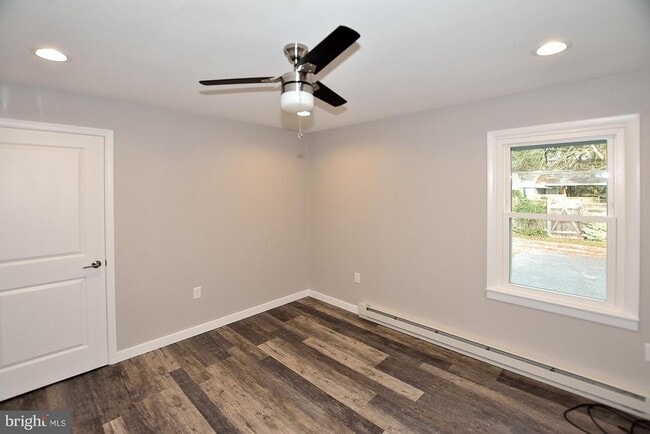 Building Photo - 229 N Kent St