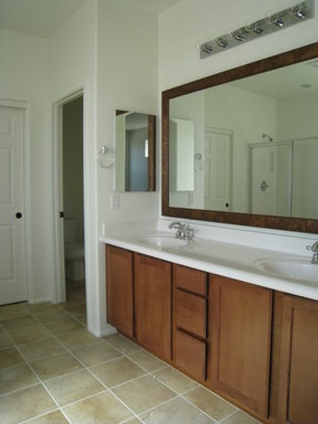 Building Photo - Gorgeous 5 bedroom home in Tartesso