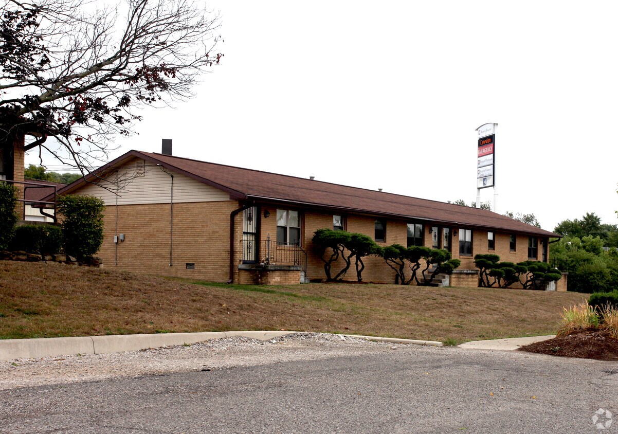 Foto principal - 66-98 Sunnydale Dr