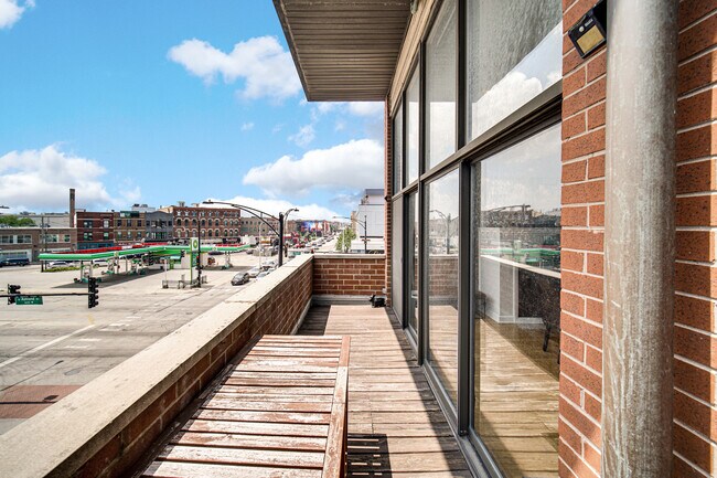 Foto del edificio - 1552 W Fullerton Ave