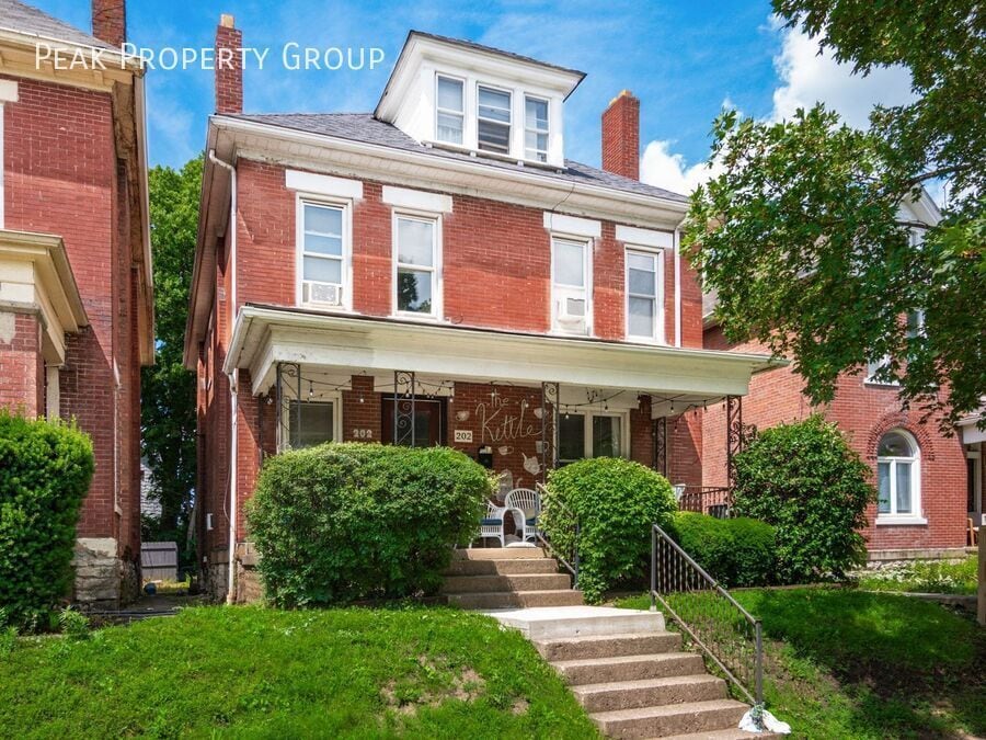 Primary Photo - 202 W 8th Ave