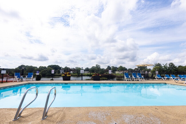 Building Photo - Lakes Of Greenbrier