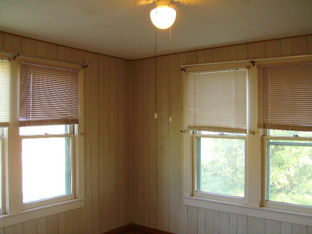 Building Photo - 102 W Seguin St