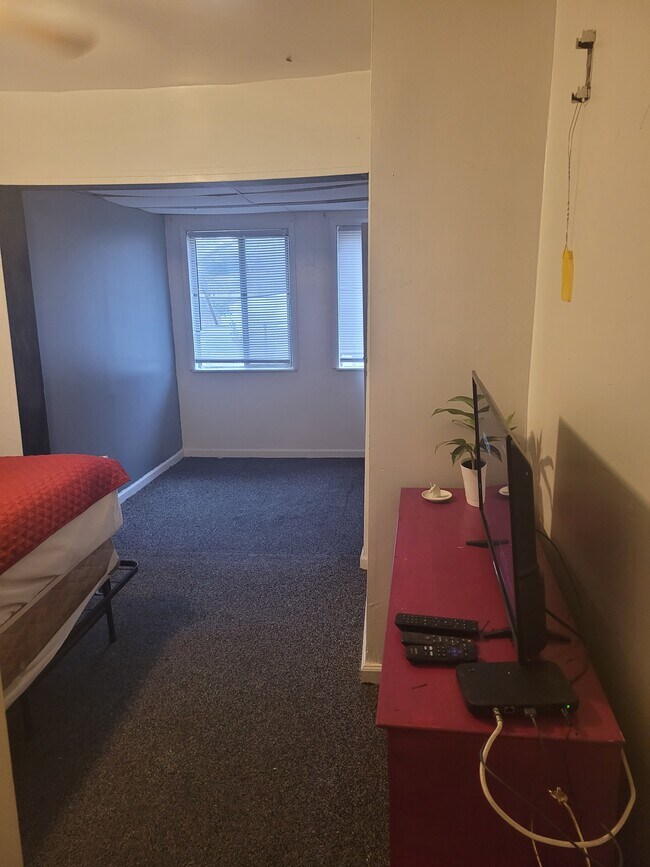 Foto del edificio - 7100 E Forest Rd