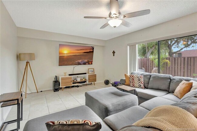 Building Photo - 2930 SW Sunset Trace Cir