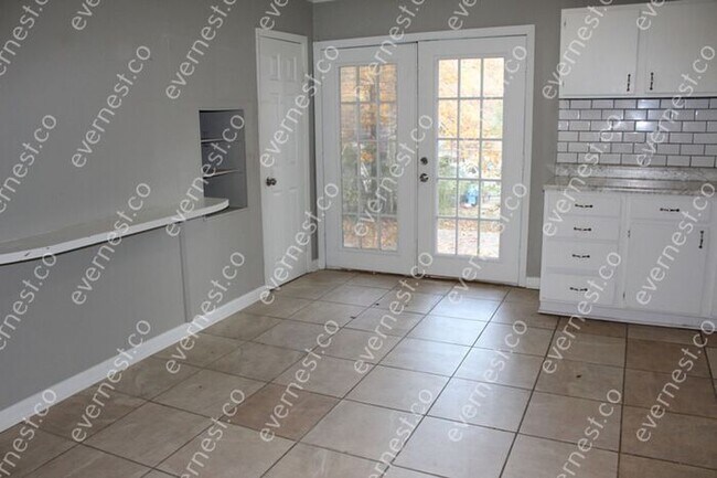 Building Photo - 3 BED & 1.5 BATH / PET-FRIENDLY / S8 ACCEPTED