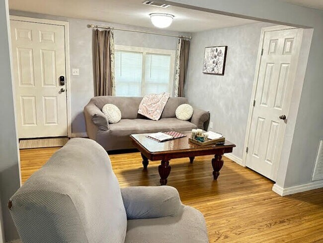 Foto del edificio - A Great, Fully Furnished Home in the Heart...