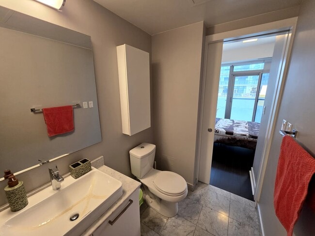 Building Photo - Deluxe Room with Powder Room - York St & Bremner Blvd