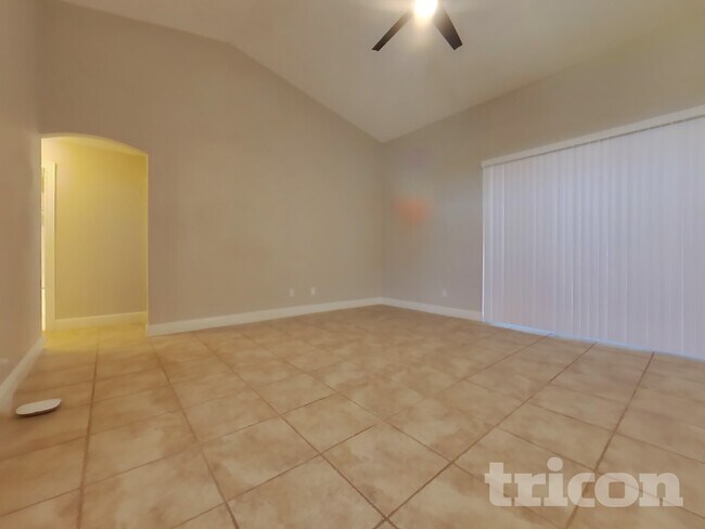 Building Photo - 10902 Versailles Blvd