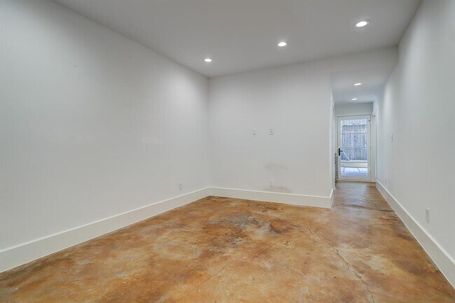 Building Photo - 1733 Vassar St
