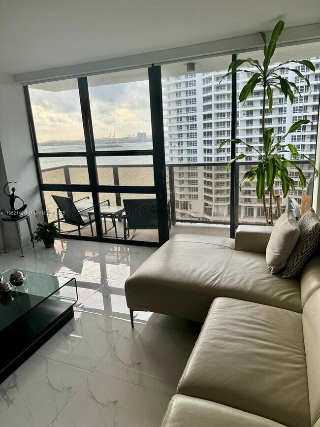 Foto del edificio - 600 NE 36th St