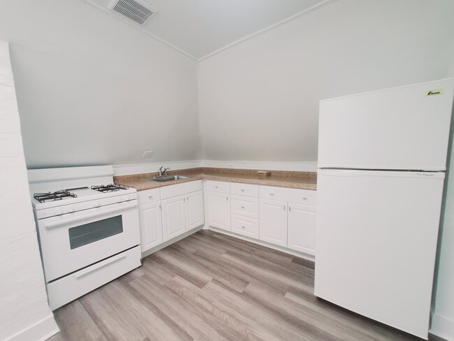 Building Photo - 76 Lindale St