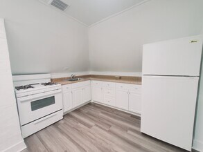 Building Photo - 76 Lindale St