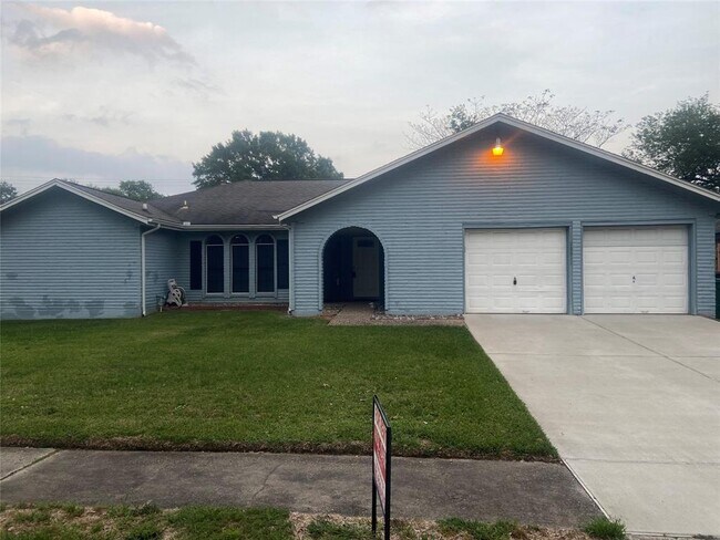 Building Photo - 10919 Gulfdale Dr