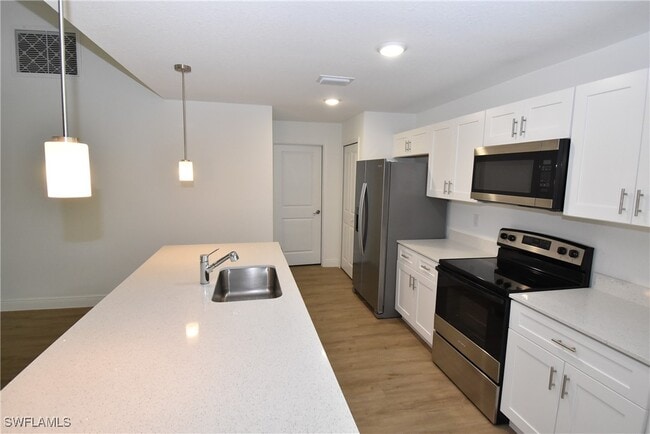 Foto del edificio - 4553 Midland St