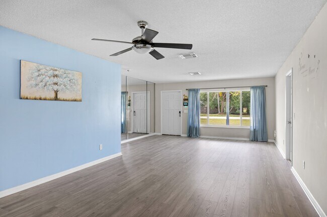 Foto del edificio - 7907 Sebastian Rd