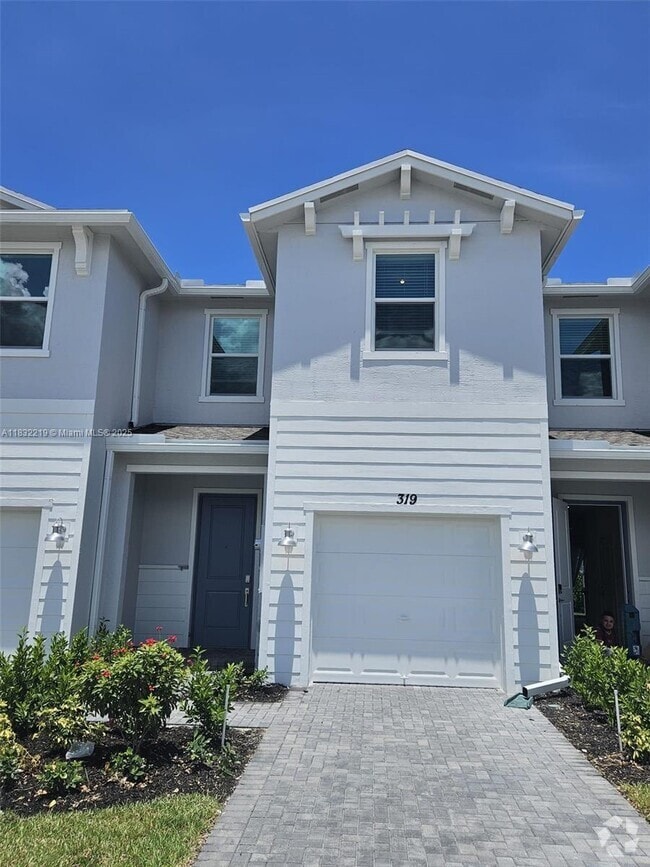Building Photo - 319 SE Crossoak Ln
