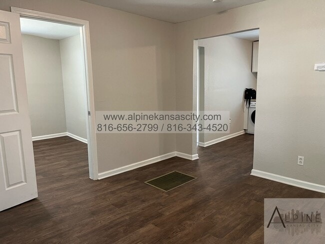 Building Photo - Vouchers OK! 1-2 Bedroom, Updated in Cente...