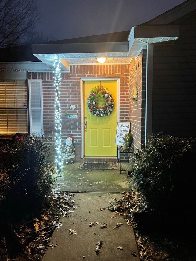 Foto del edificio - Pre - Leasing 3 Bedroom 2 Bath Extremely c...