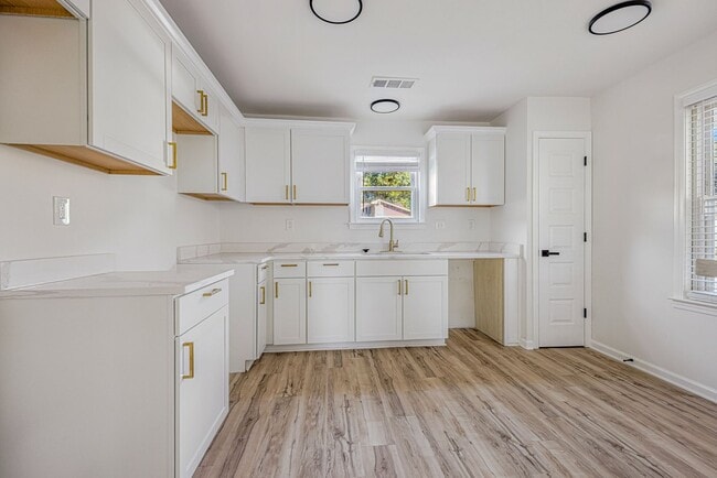 Building Photo - 3869 Cedar Path Dr