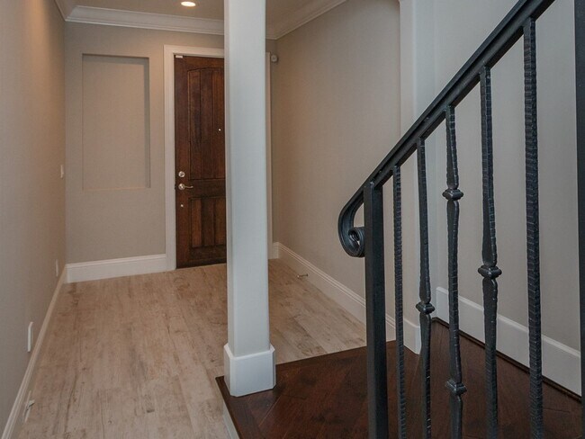 Foto del edificio - Chic Big City Inspired Brownstone