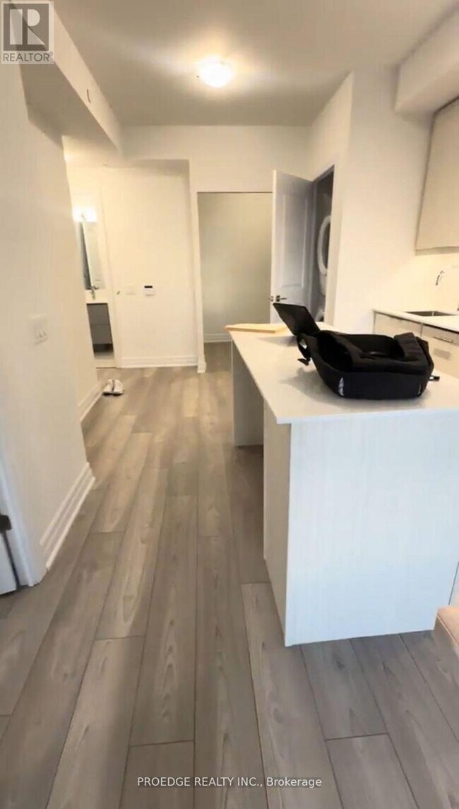 Building Photo - 36 Elm Dr W