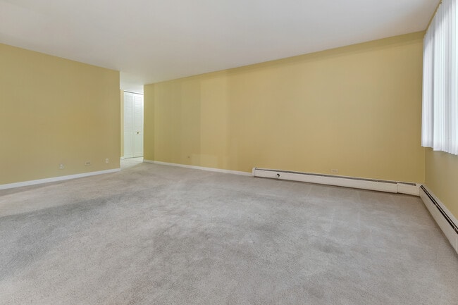 Building Photo - 3100 Bayside Dr
