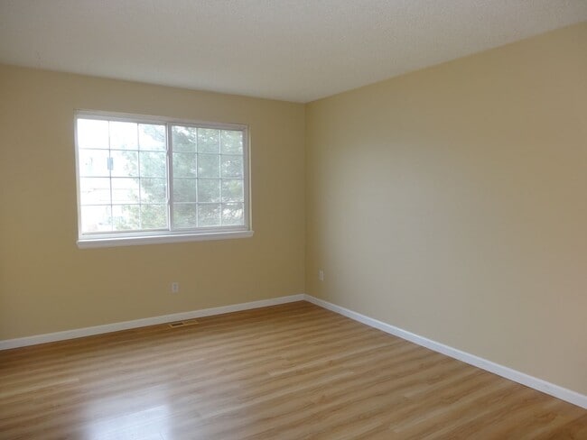 Building Photo - Yacht Club Townhouse Corner Unit