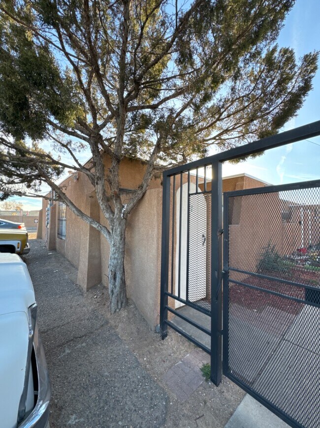 Foto del edificio - 936 San Pedro Dr SE