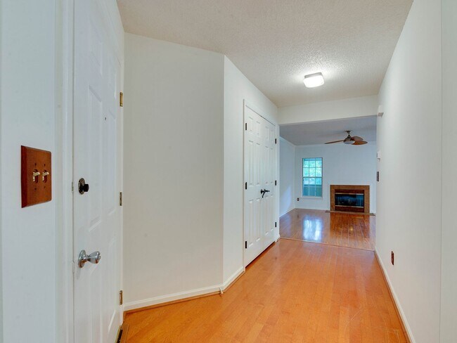 Building Photo - Amenity rich water front condo ready for m...