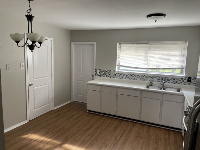 Building Photo - Gorgeous 3 bedroom, 2 bedroom with garage ...