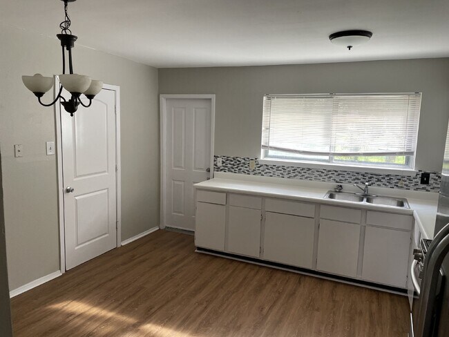 Foto del edificio - Gorgeous 3 bedroom, 2 bedroom with garage ...