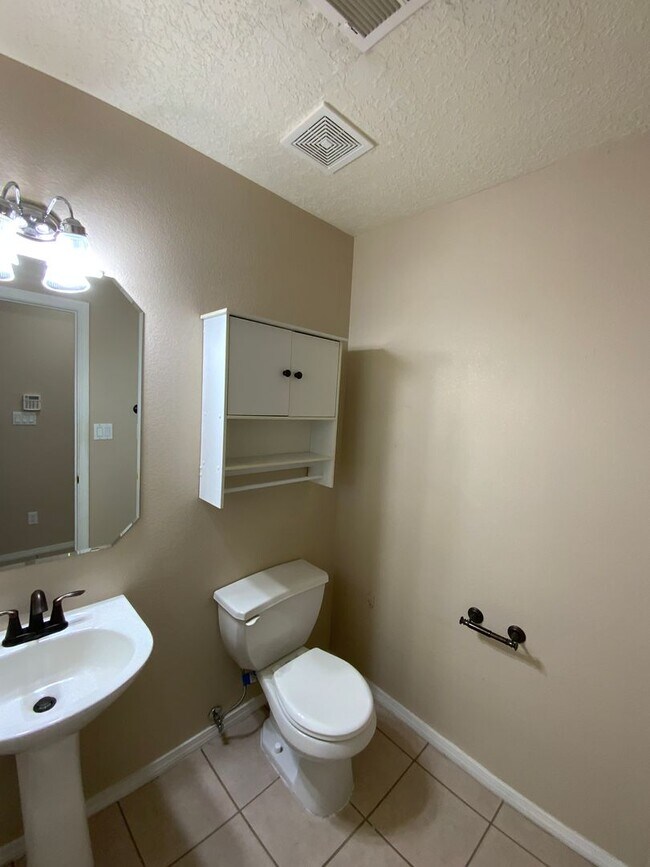 Foto del edificio - 3 Bedroom Home Available Near Unser Blvd N...
