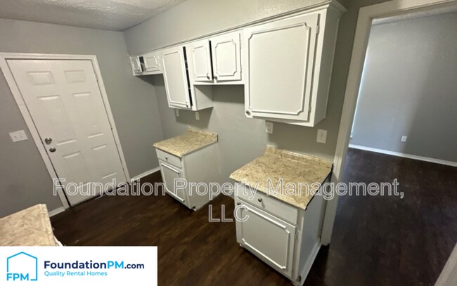 Foto del edificio - 4396 Howardcrest Dr