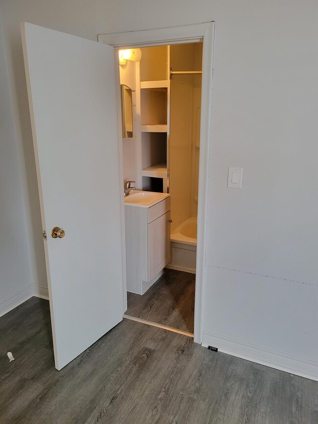 Building Photo - 262 Frood Rd