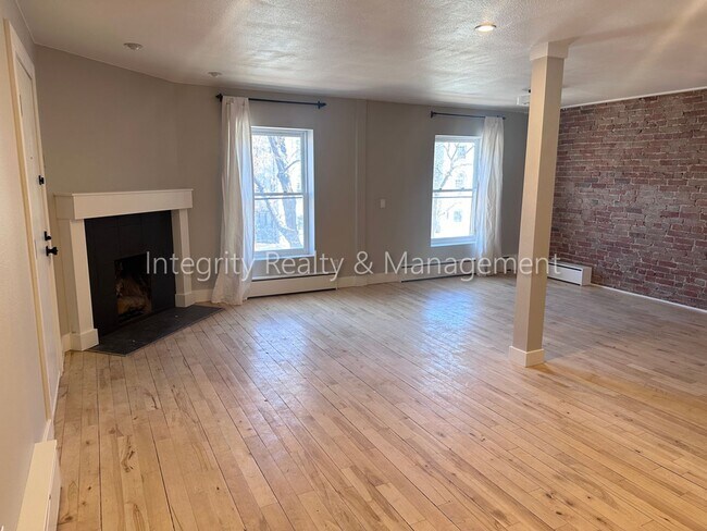 Building Photo - 1 Bed/1 Bath, 942 Sqft - 1123 N Sherman St...