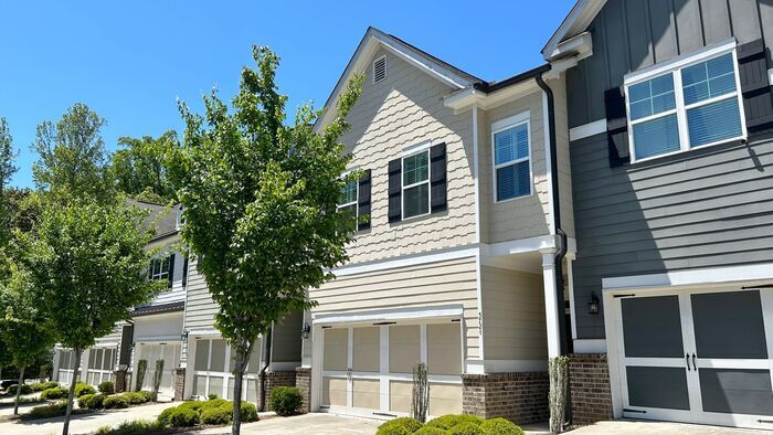 Foto principal - Gorgeous Sandy Springs Townhome, Hardwoods...