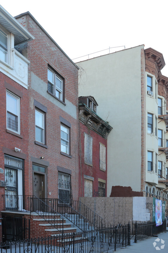 Building Photo - 33-35 Kingston Ave