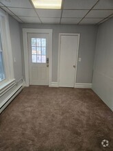 Building Photo - 946 W Maple St
