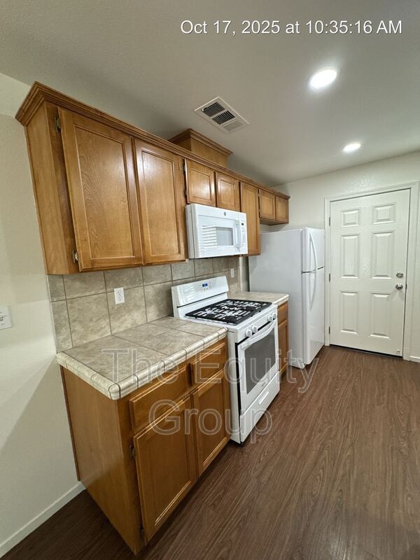 Foto del edificio - 2220 W Lark Ave