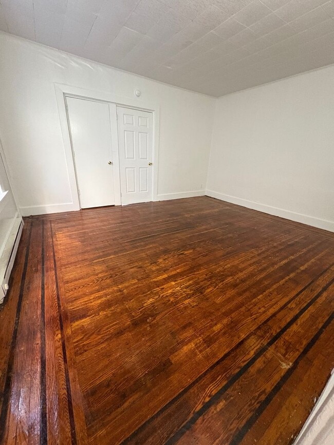 Building Photo - 1st Floor 1 Bedroom Near Fairgrounds, Yard...
