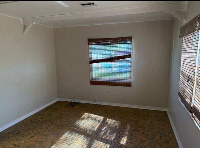Foto del edificio - 3 Bedroom - 2 Bath - 2 Car Garage - Fenced Yard