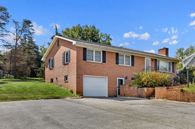 Building Photo - 26182 Old Valley Pike