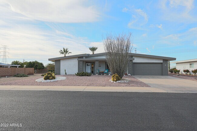 Building Photo - 11145 W Palmeras Dr
