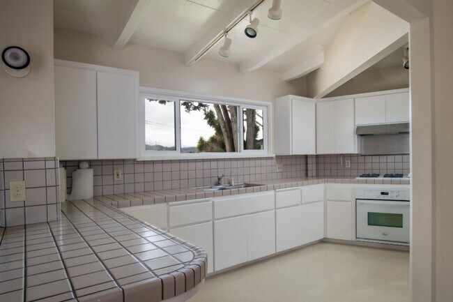 Foto del edificio - Charming 3 Bedroom, 2 Bathroom Home in Quiet Seaside Cul-de-sac