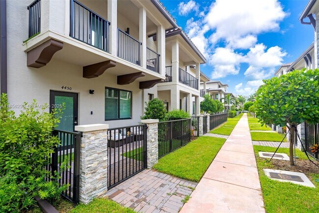 Foto del edificio - 4450 NW 83rd Pkwy