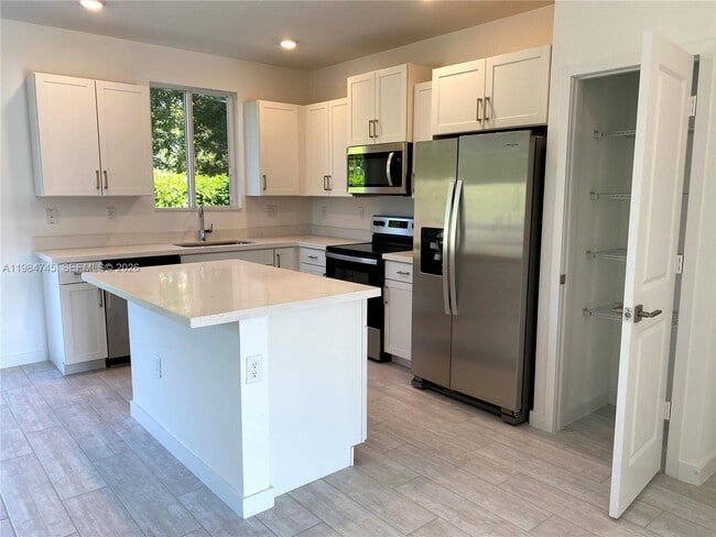 Building Photo - 2305 SE 10th St