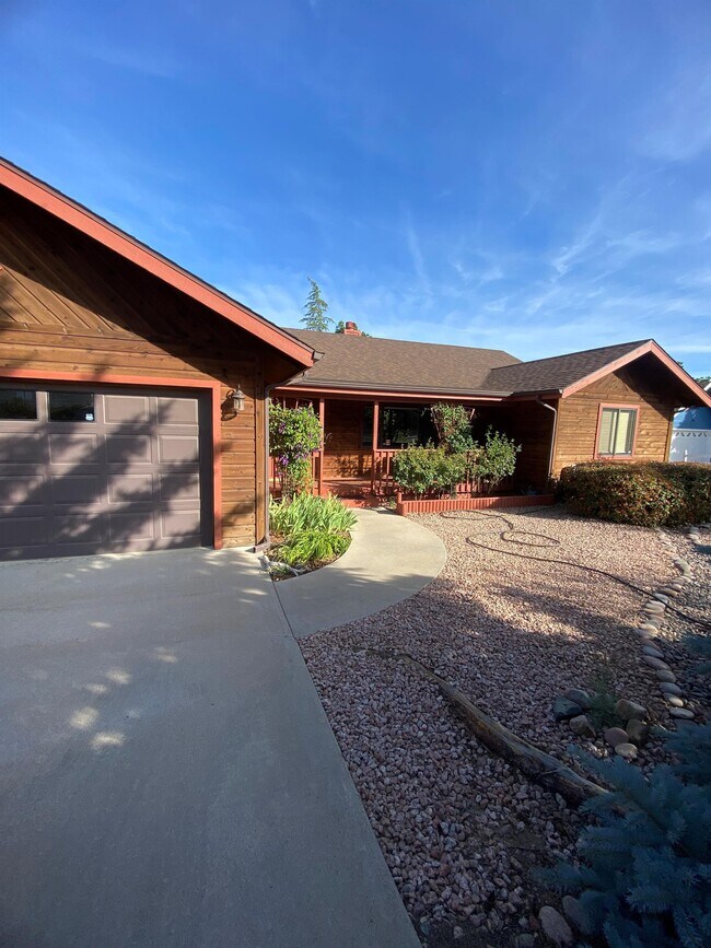 Building Photo - 1635 Cedarwood Dr