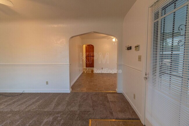 Foto del edificio - 325 E Mariposa Ave