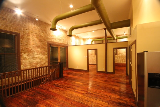 Building Photo - 319 S Flores St